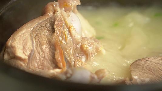 营养美食骨头汤炖肉慢动作视频的预览图