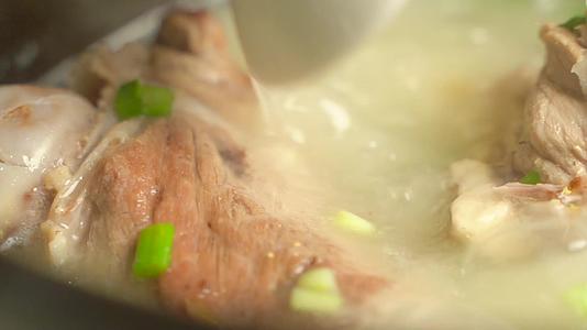 营养美食骨头汤炖肉慢动作视频的预览图