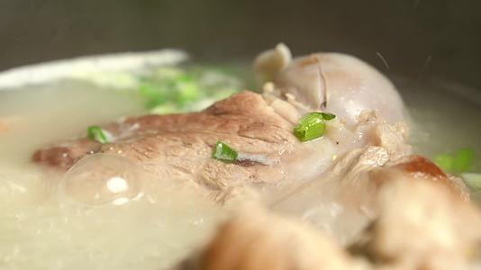 营养美食骨头汤炖肉特写4K视频的预览图