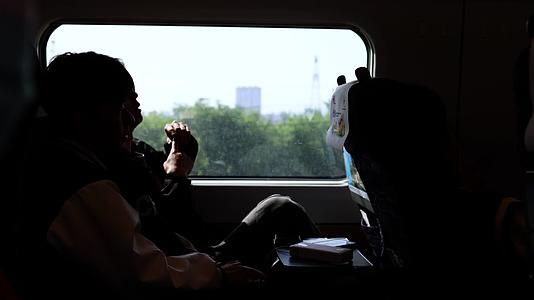坐火车旅行看向窗外风景视频的预览图