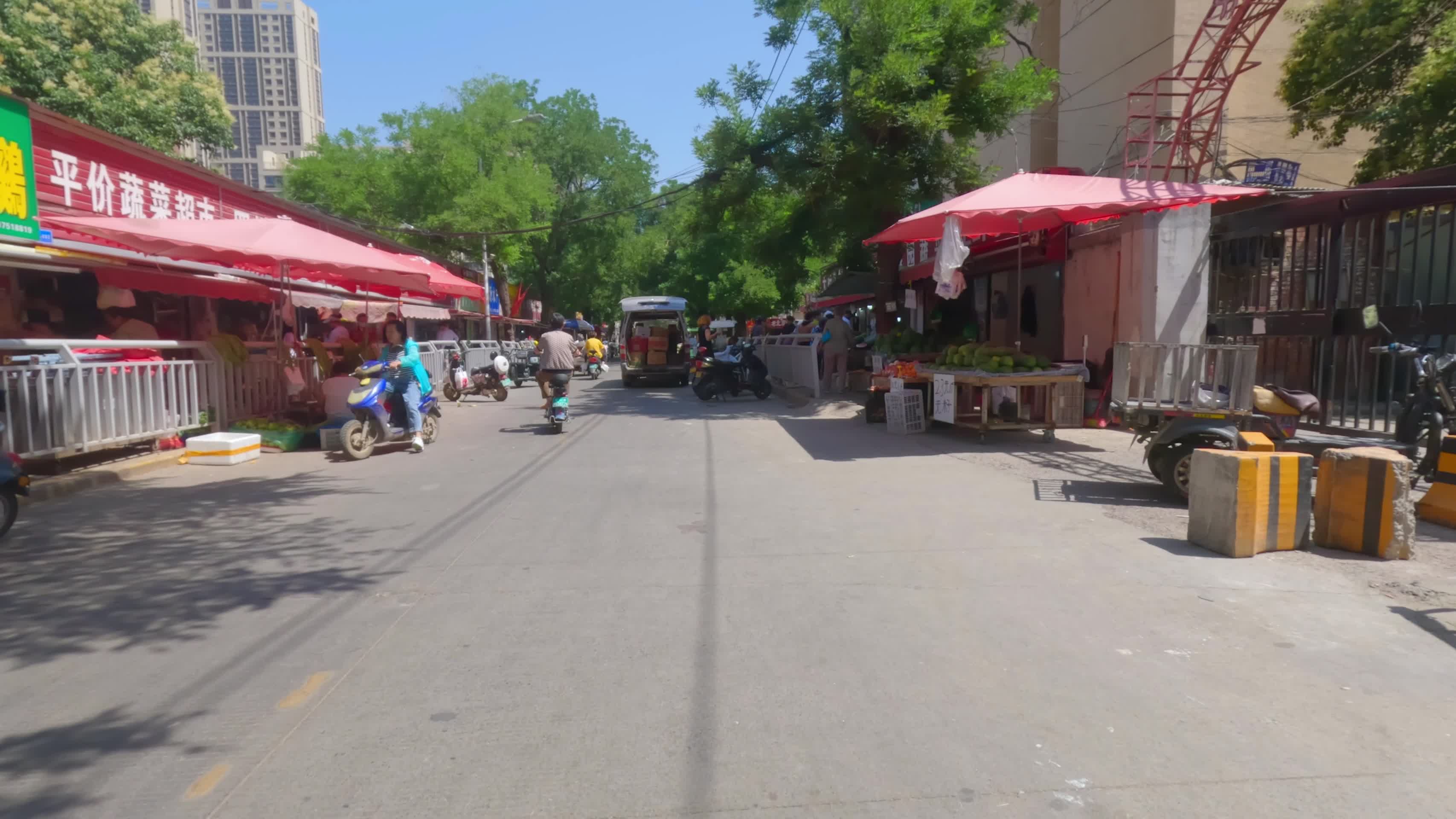 城市景观街道菜市场高清实拍视频的预览图