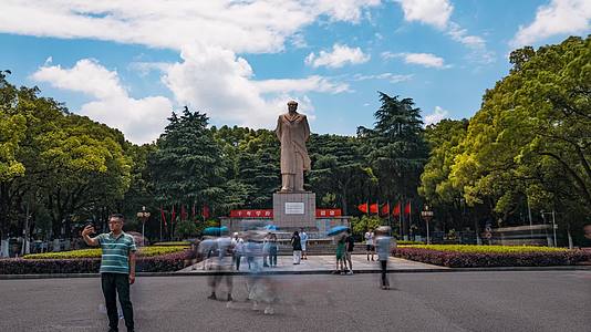8K湖南大学东方红广场毛爷爷雕像全景延时视频的预览图