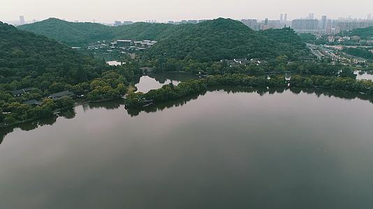 航拍杭州湘湖公园湖光山色醉怡人视频的预览图