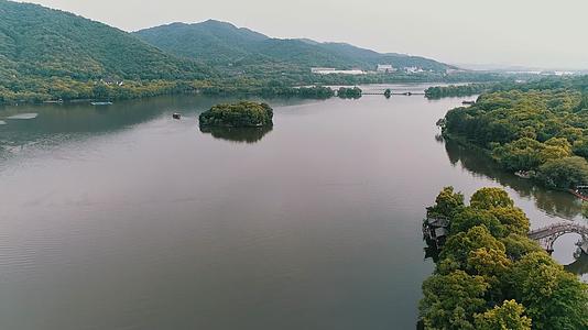 航拍杭州湘湖景区湖上悠闲的游船视频的预览图