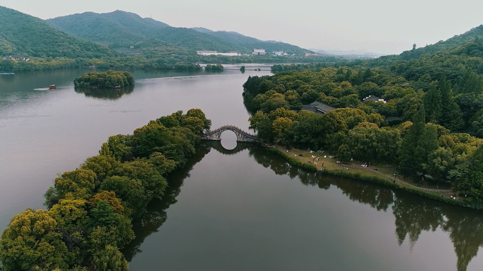 航拍杭州湘湖公园静怡的湖面视频的预览图