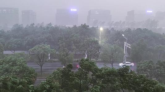 夏季雷阵雨天城市交通1080P实拍视频视频的预览图