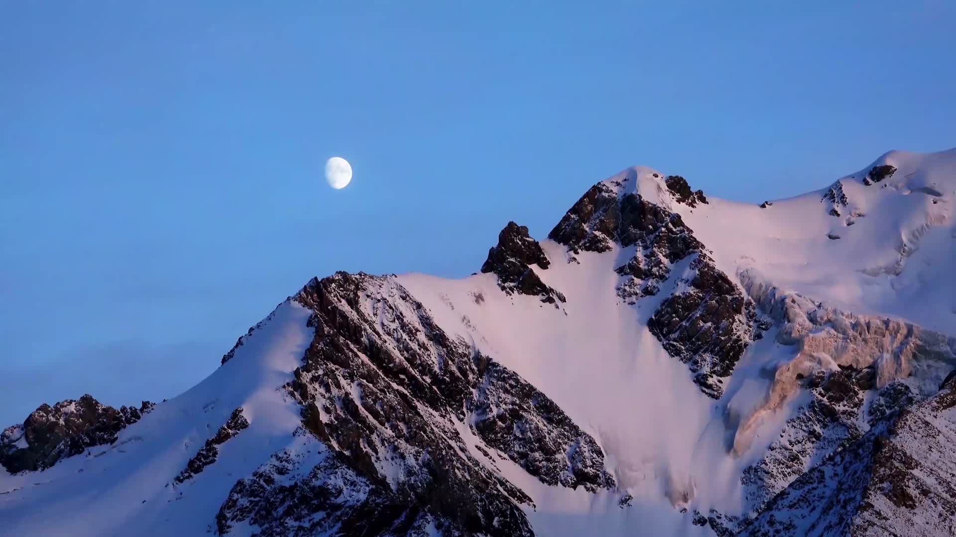 明月出天山雪山冰川视频的预览图