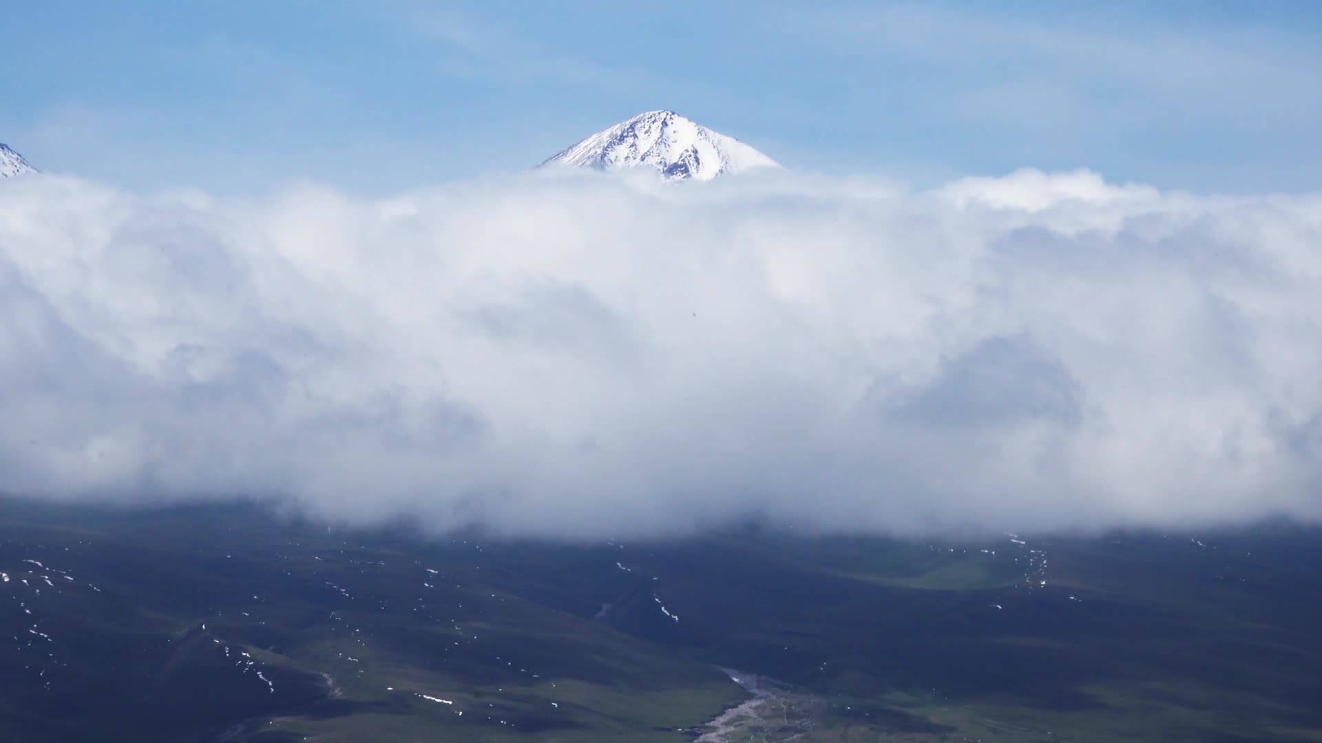 冰川雪山云雾草原湖泊视频的预览图