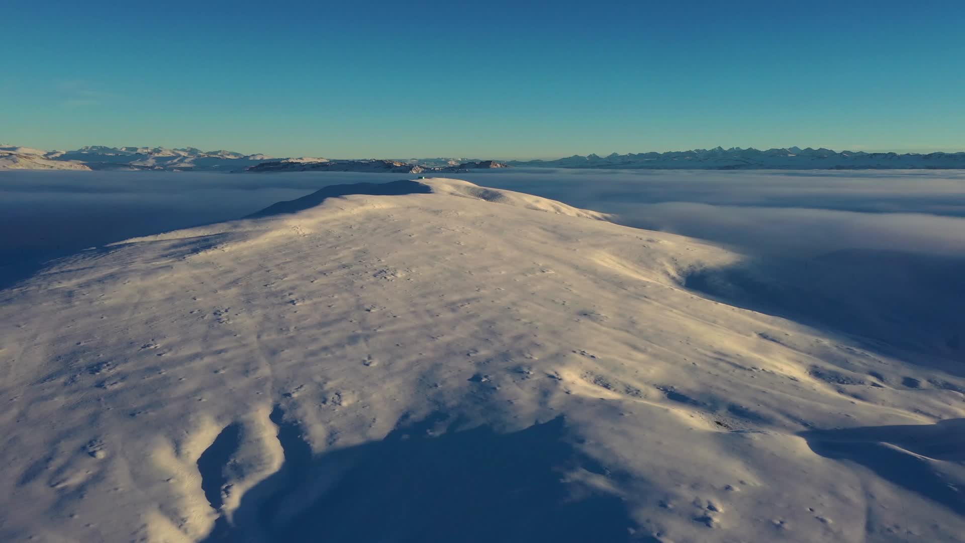 冬季雪山草原云海视频的预览图