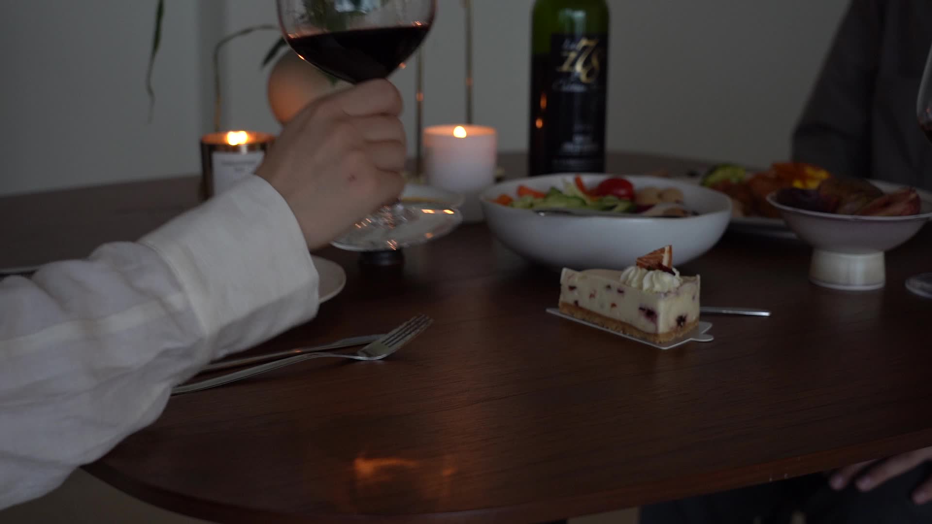 情侣共进晚餐视频的预览图