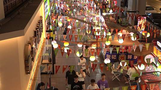武汉江汉路循礼门夜市美食小吃街人群夜生活视频的预览图