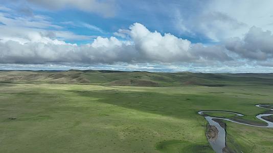 呼伦贝尔草原莫尔格勒河蓝天白云视频的预览图
