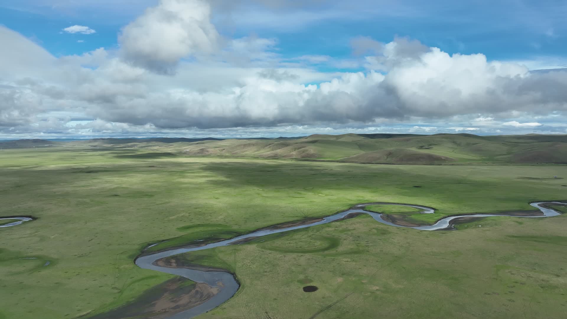 呼伦贝尔草原莫尔格勒河蓝天白云视频的预览图