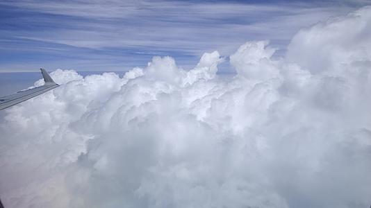 国产飞机航拍遇到的白云堆堆视频的预览图