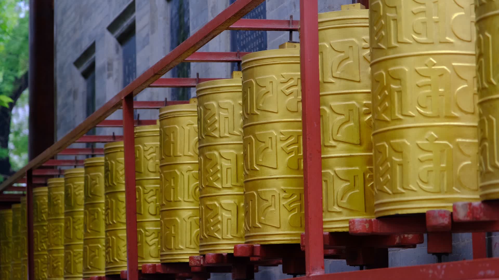 西安大兴善寺转动的转经筒视频的预览图