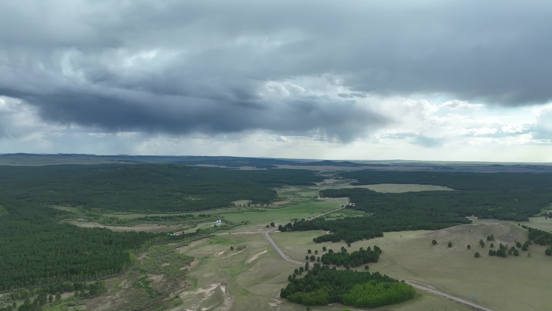 航拍森林草原过渡地带风光视频的预览图