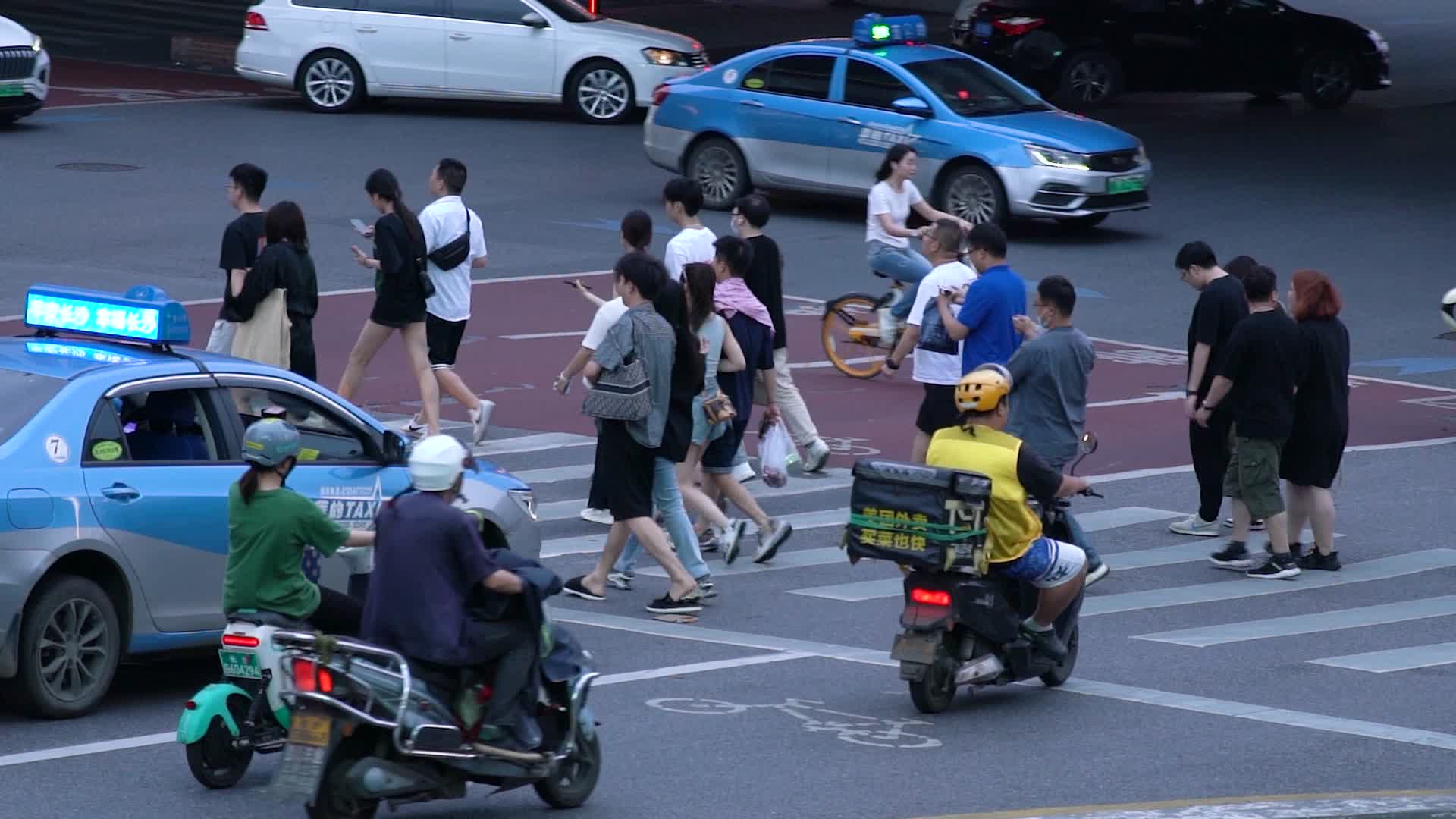 4K城市斑马线人流车流过斑马线实拍视频视频的预览图