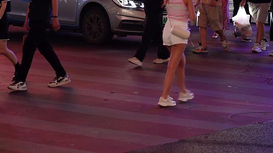 4K城市斑马线人流脚步特写空镜实拍视频视频的预览图