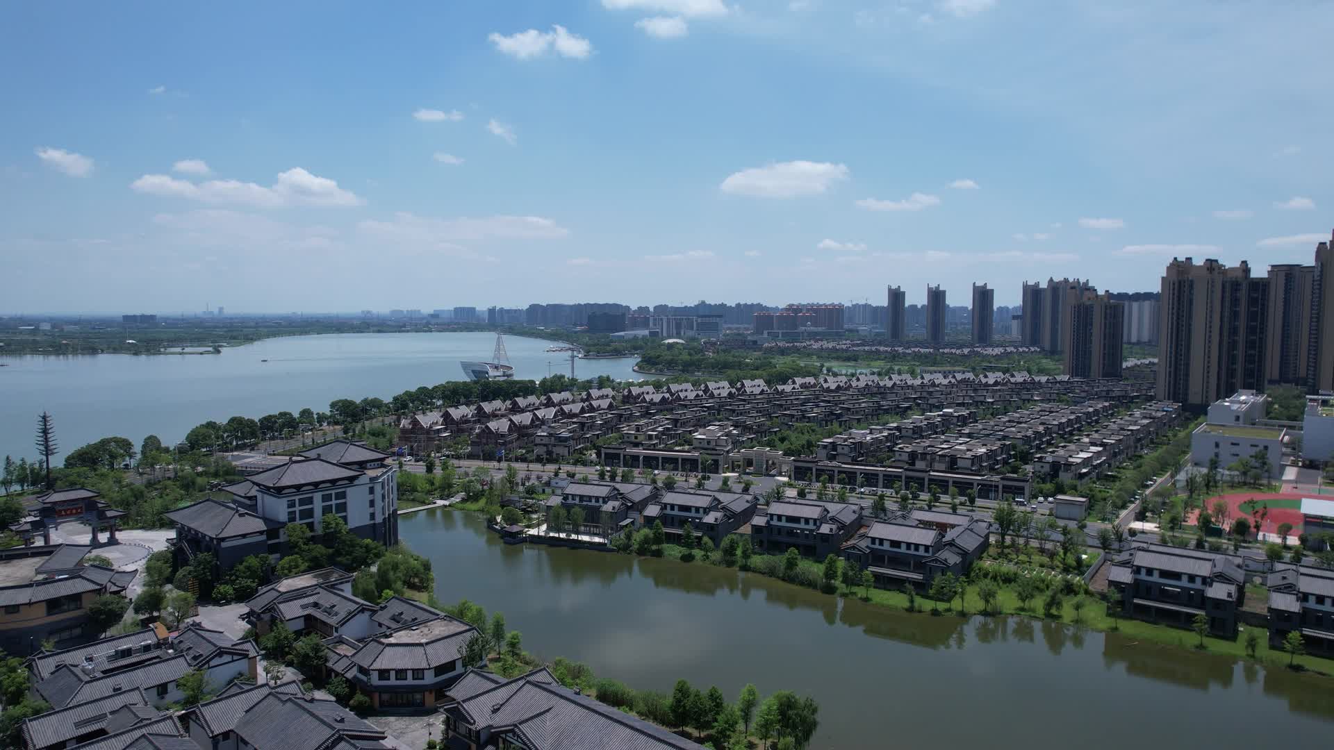 4K城市高档别墅区风景优美航拍视频视频的预览图
