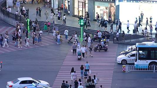 4K城市路口过斑马线密集人流视频视频的预览图