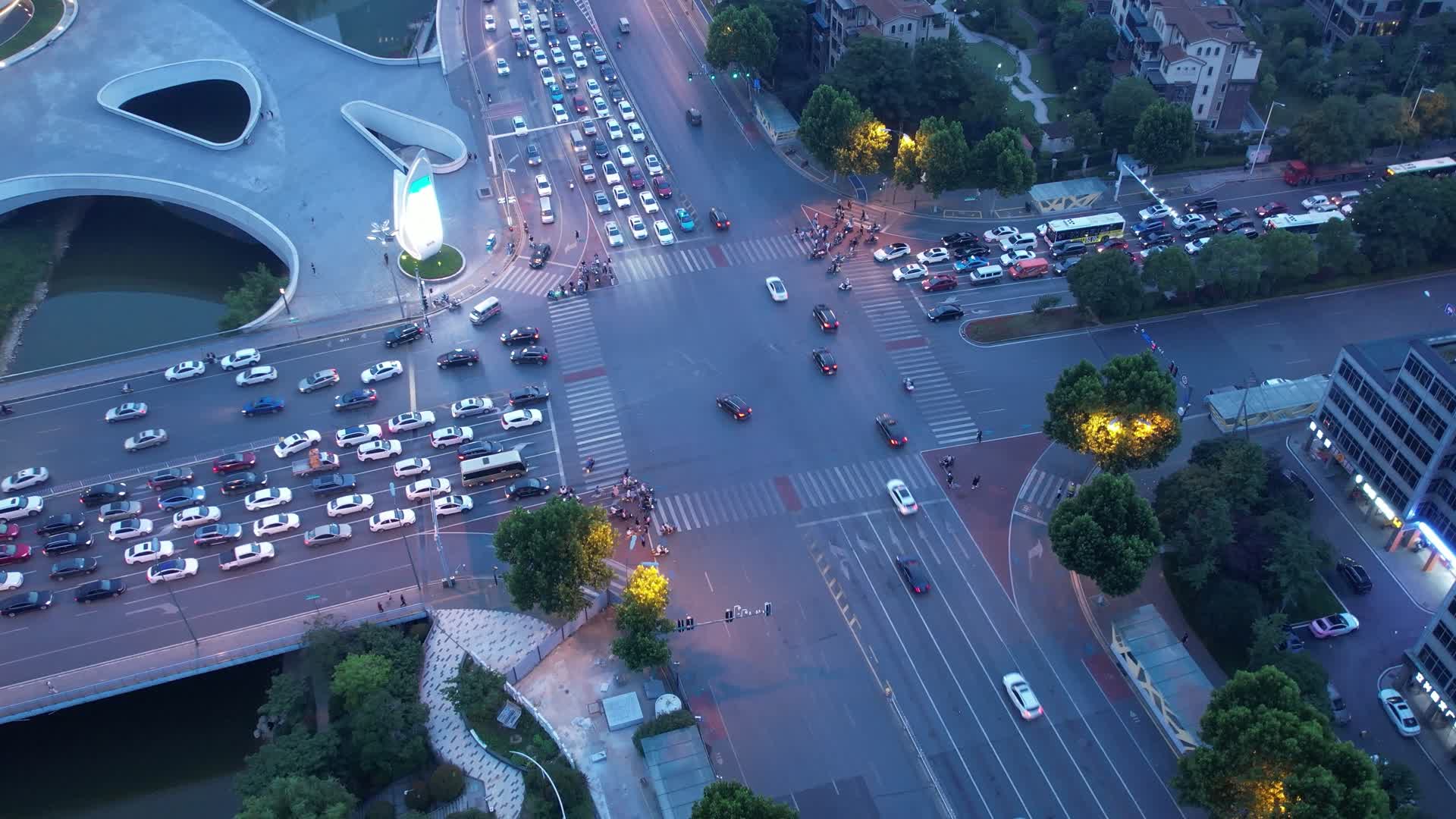 4K城市晚高峰十字路口车流航拍视频视频的预览图
