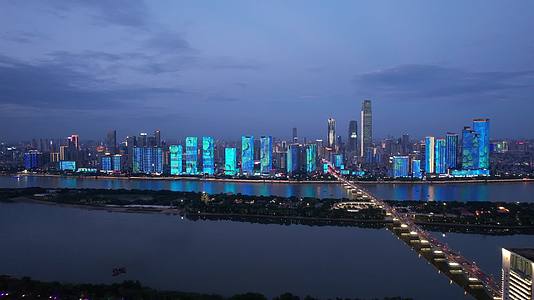 4K湖南长沙湘江市中心城市风光航拍视频视频的预览图