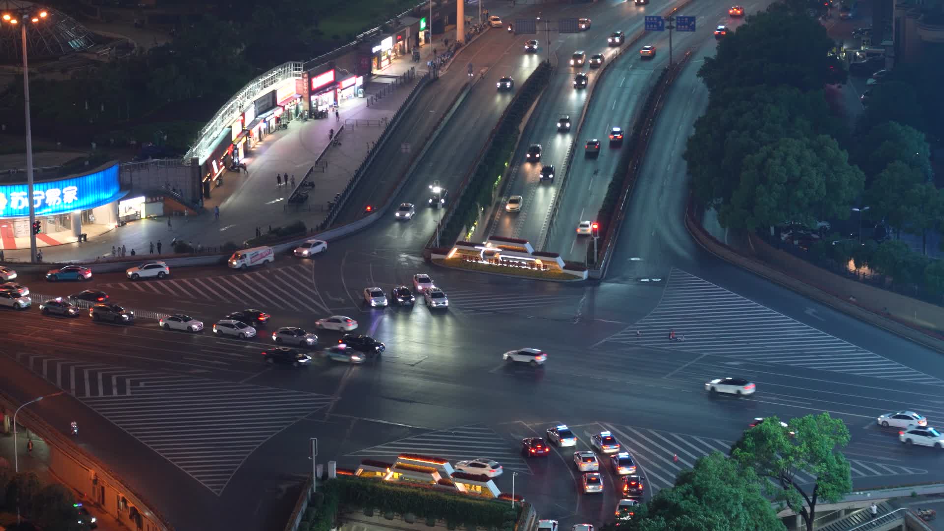 4K城市十字路口车流夜景车流转场视频视频的预览图