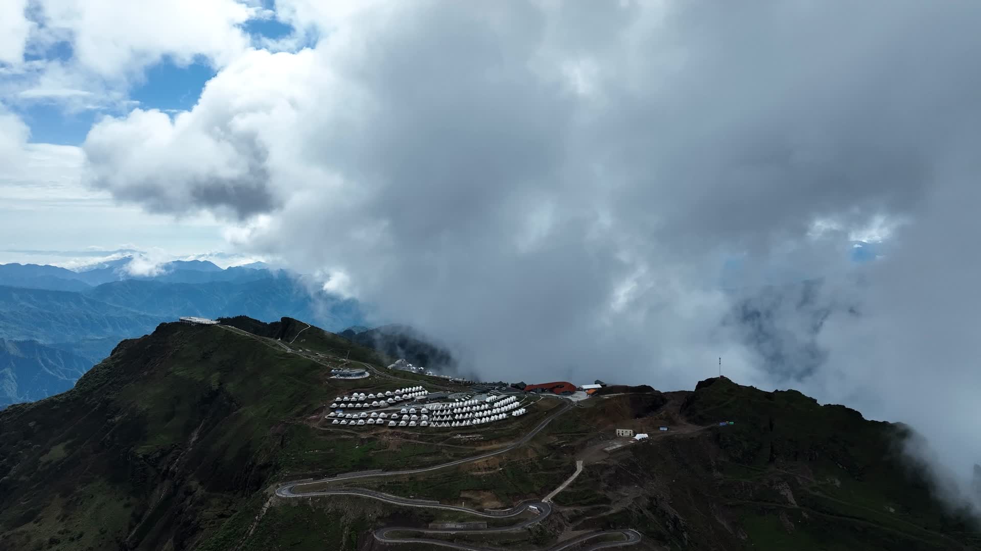 4K航拍四川雅安牛背山星空帐篷酒店视频的预览图