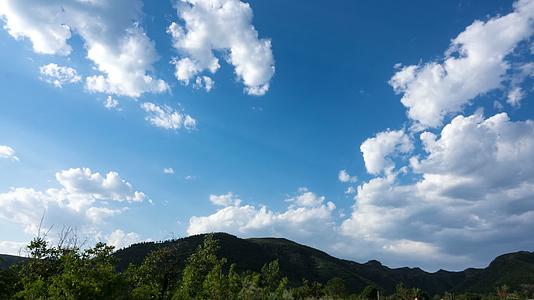 延时摄影蓝天白云山脉4k高清视频的预览图
