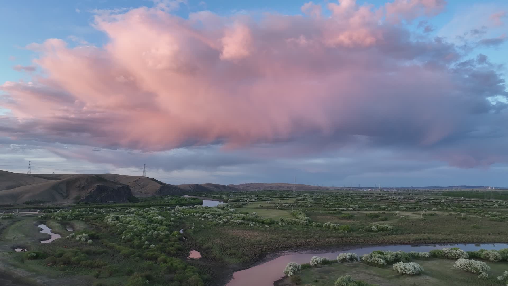 航拍湿地河流天空彩云晚霞视频的预览图