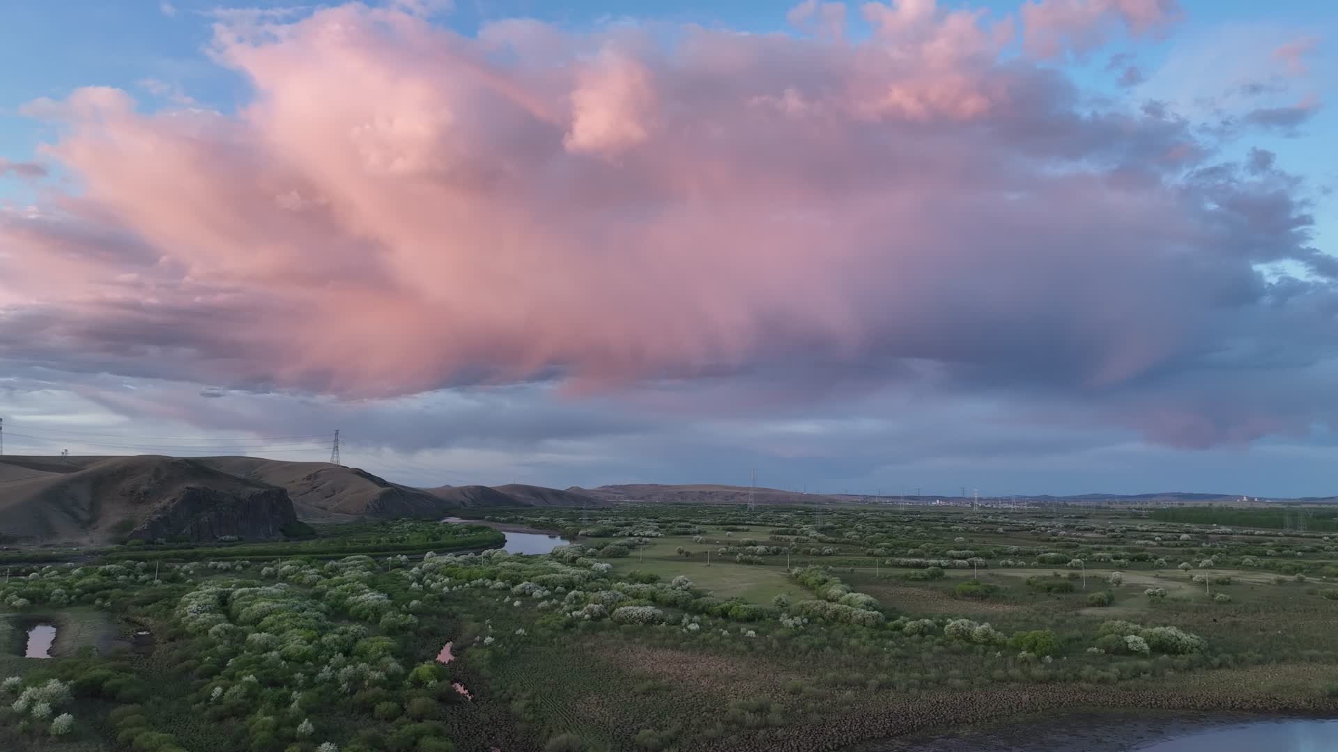 航拍湿地河流天空彩云晚霞视频的预览图