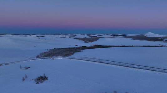 冬季航拍雪野雪原落日余晖一抹晚霞视频的预览图