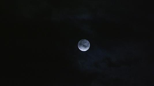 月亮4k被云层遮盖的圆月视频的预览图
