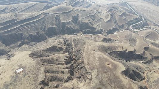 山西黄土高原荒凉贫瘠山脉视频的预览图