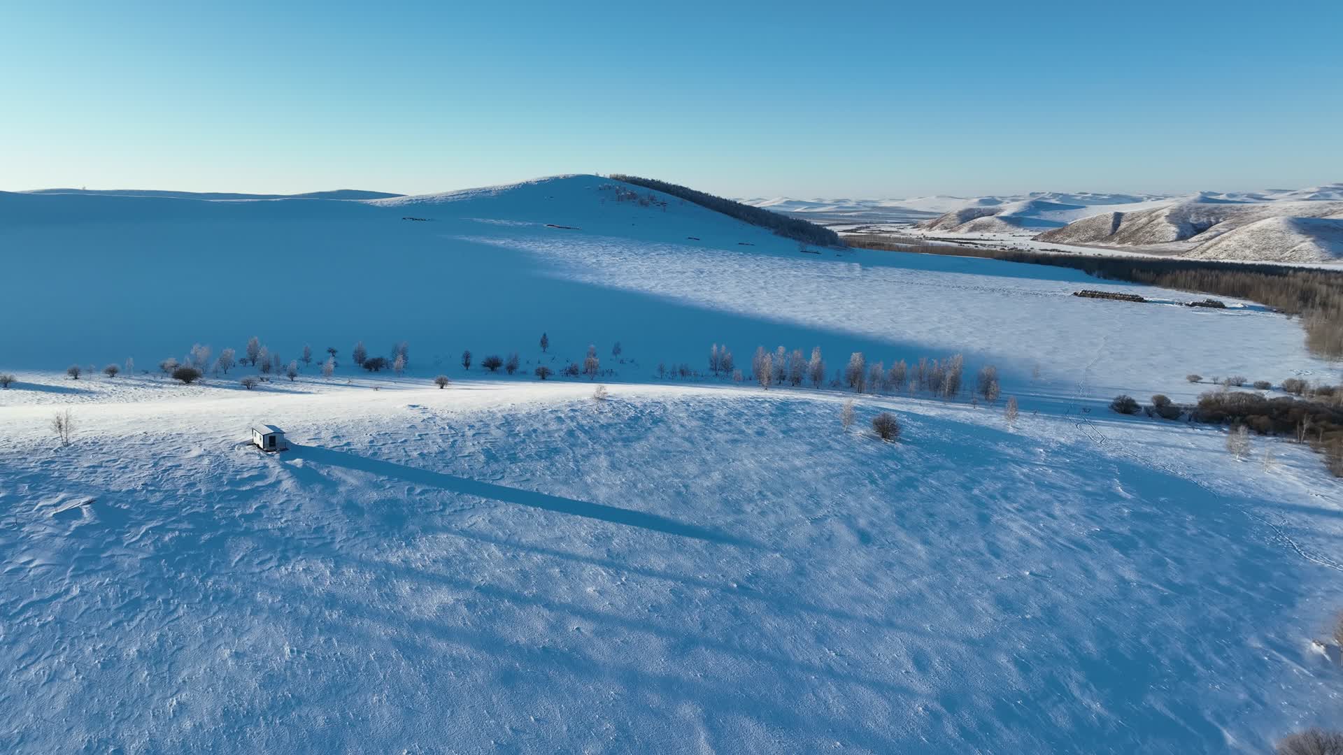 冬季航拍大兴安岭雪野风景视频的预览图