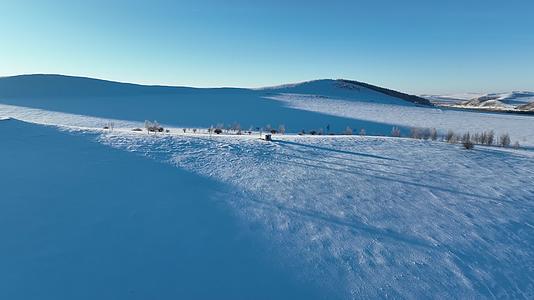 冬季航拍大兴安岭丘陵地带冰封大地视频的预览图