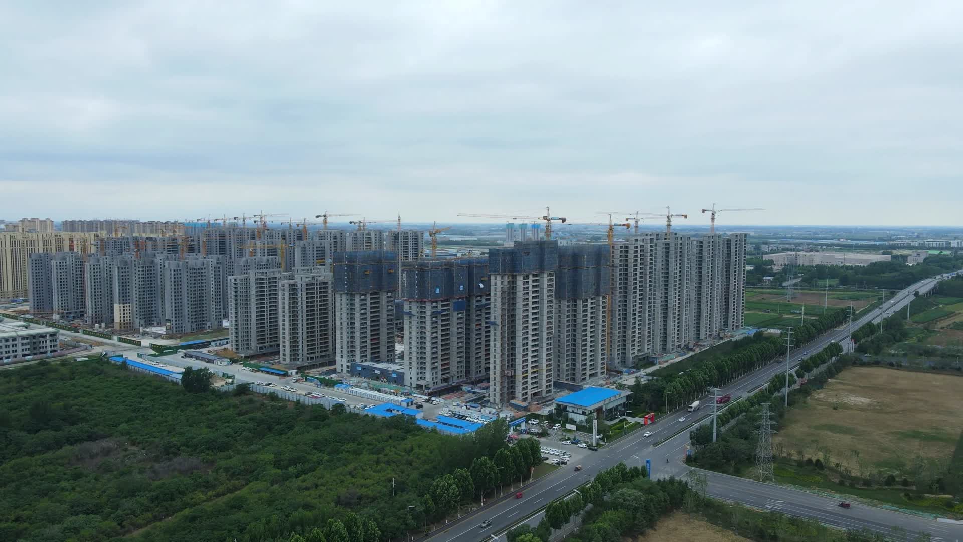 城市楼房建筑工地房地产城市住宅航拍视频的预览图