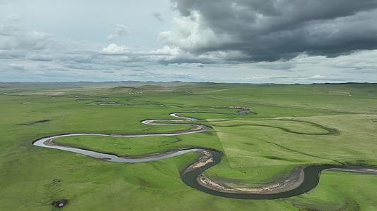 航拍内蒙古草原莫尔格勒河夏日风景视频的预览图