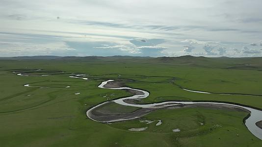 航拍内蒙古草原莫尔格勒河夏日风景视频的预览图