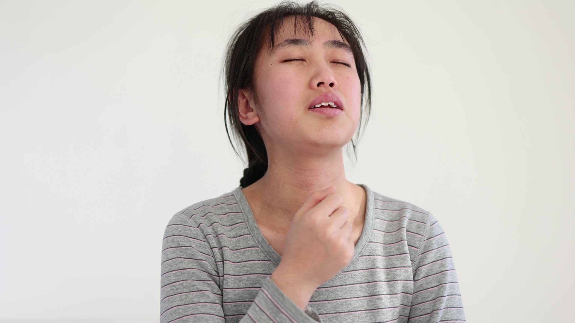 喉咙痛嗓子难受的女人视频的预览图