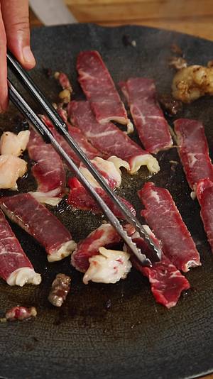 竖版美食牛肉夹馍视频的预览图