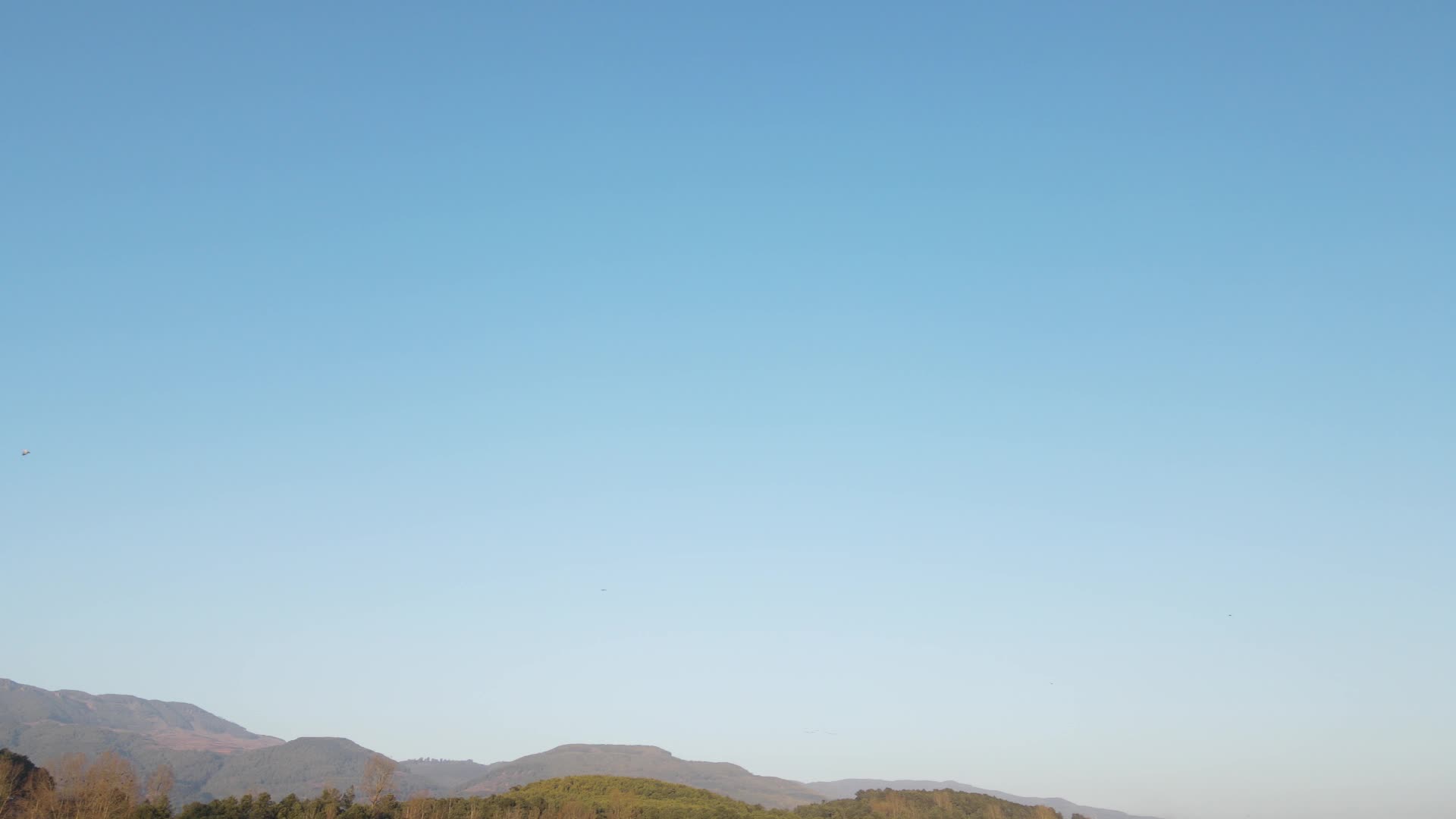 云南会泽县冬季大海草山航拍灰片宣传片大气视频的预览图