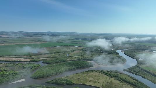 航拍大兴安岭湿地河流晨雾风景视频的预览图