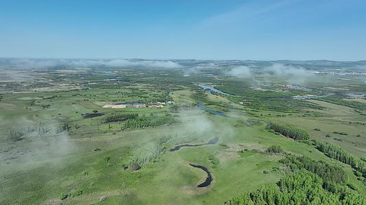 航拍大兴安岭湿地河流晨雾风景视频的预览图