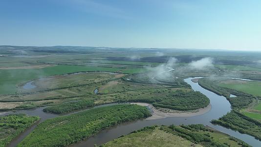 航拍夏季湿地河流晨雾风景视频的预览图