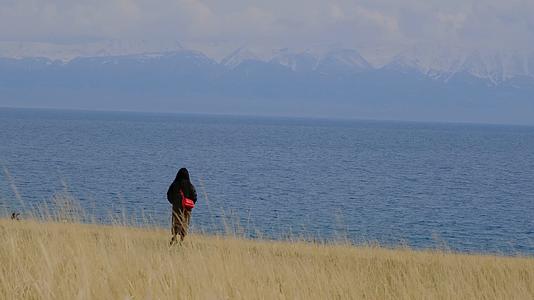 新疆赛里木湖边行走的女生背影视频的预览图
