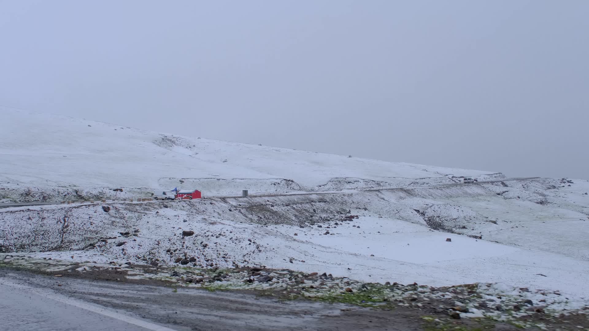 新疆218雪山公路风光视频的预览图