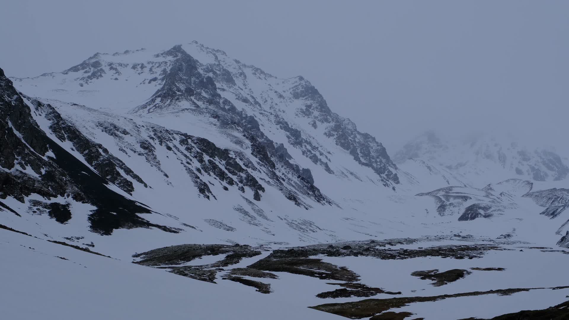 新疆那拉提雪莲谷雪山风光天山积雪视频的预览图