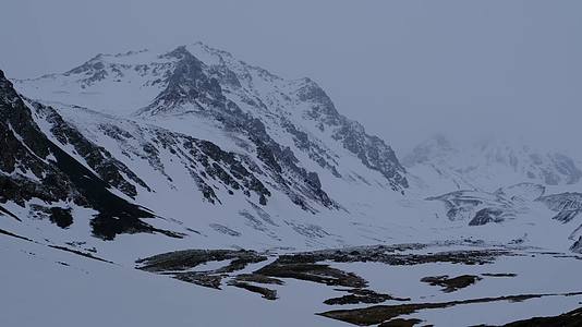 新疆那拉提雪莲谷雪山风光天山积雪视频的预览图