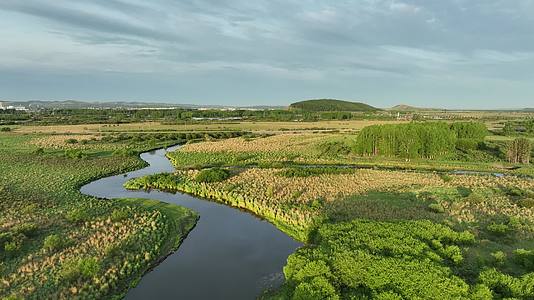 航拍大兴安岭湿地河流风光视频的预览图